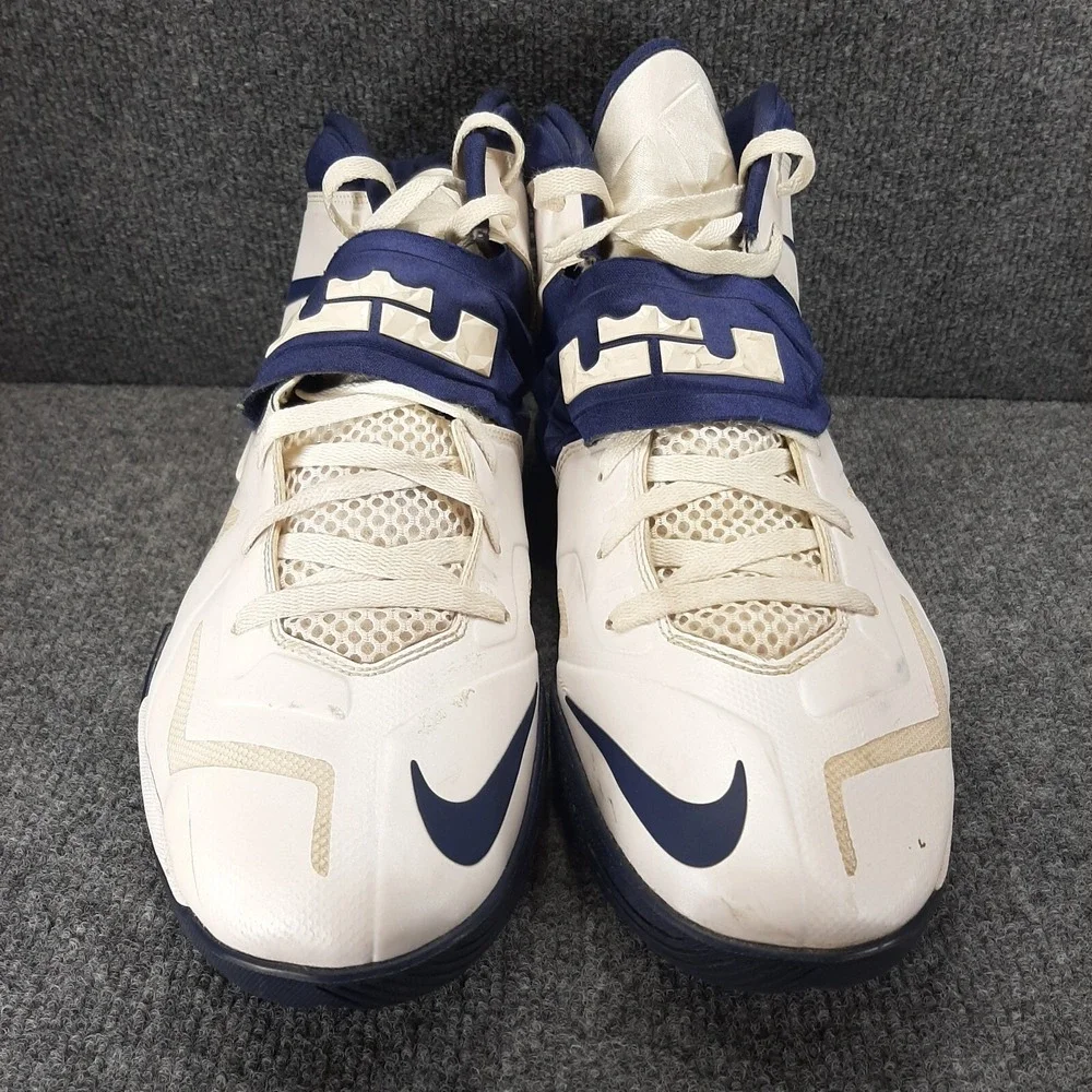 Nike LeBron James White Navy Blue Size 15 US Mens 599263-101